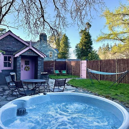 Tiny Romantic Retreat With Hot Tub On A Country Estate Near Cardigan Bay In Eryri Snowdonia Llanbedr  Exteriér fotografie