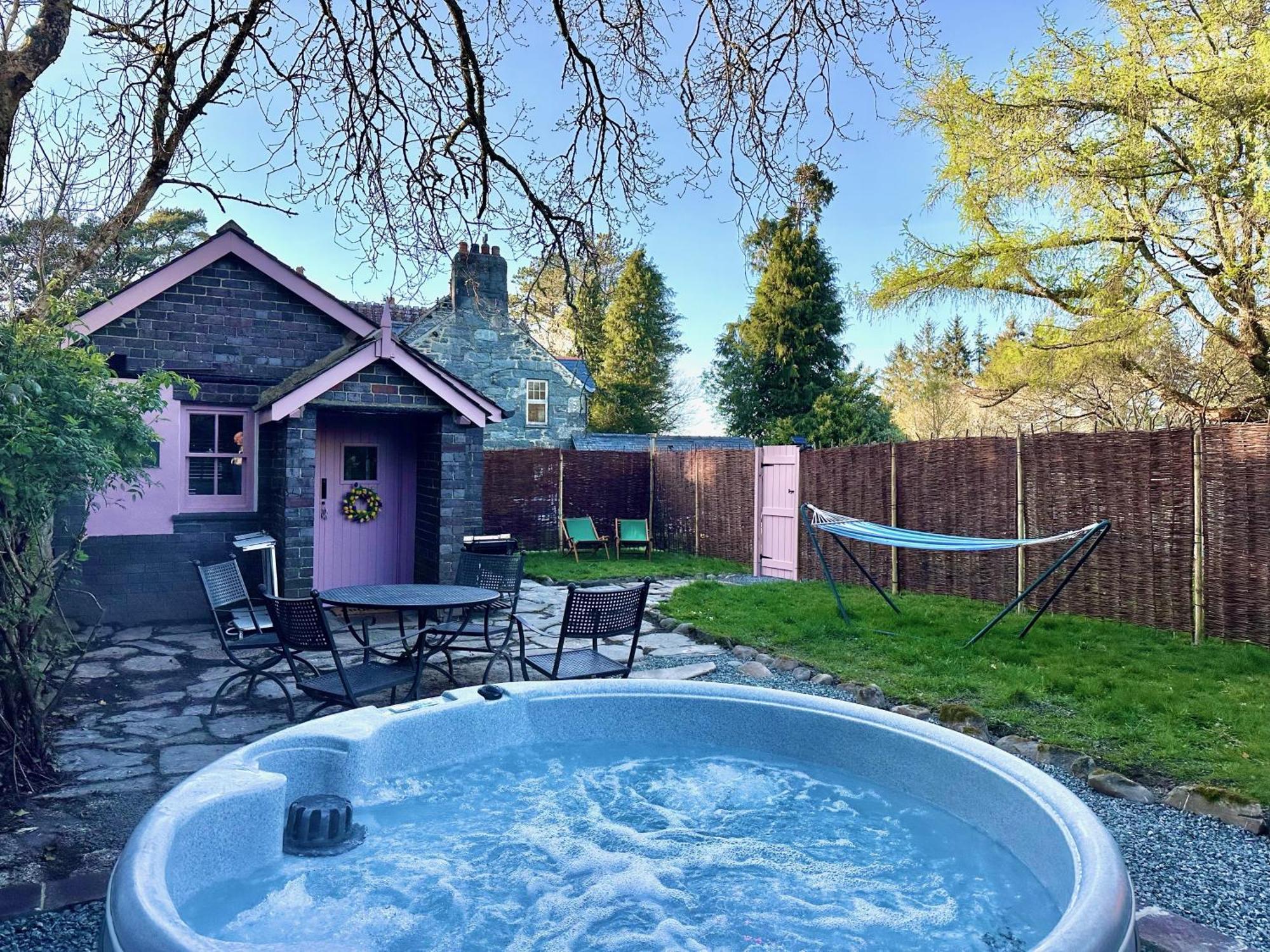 Tiny Romantic Retreat With Hot Tub On A Country Estate Near Cardigan Bay In Eryri Snowdonia Llanbedr  Exteriér fotografie