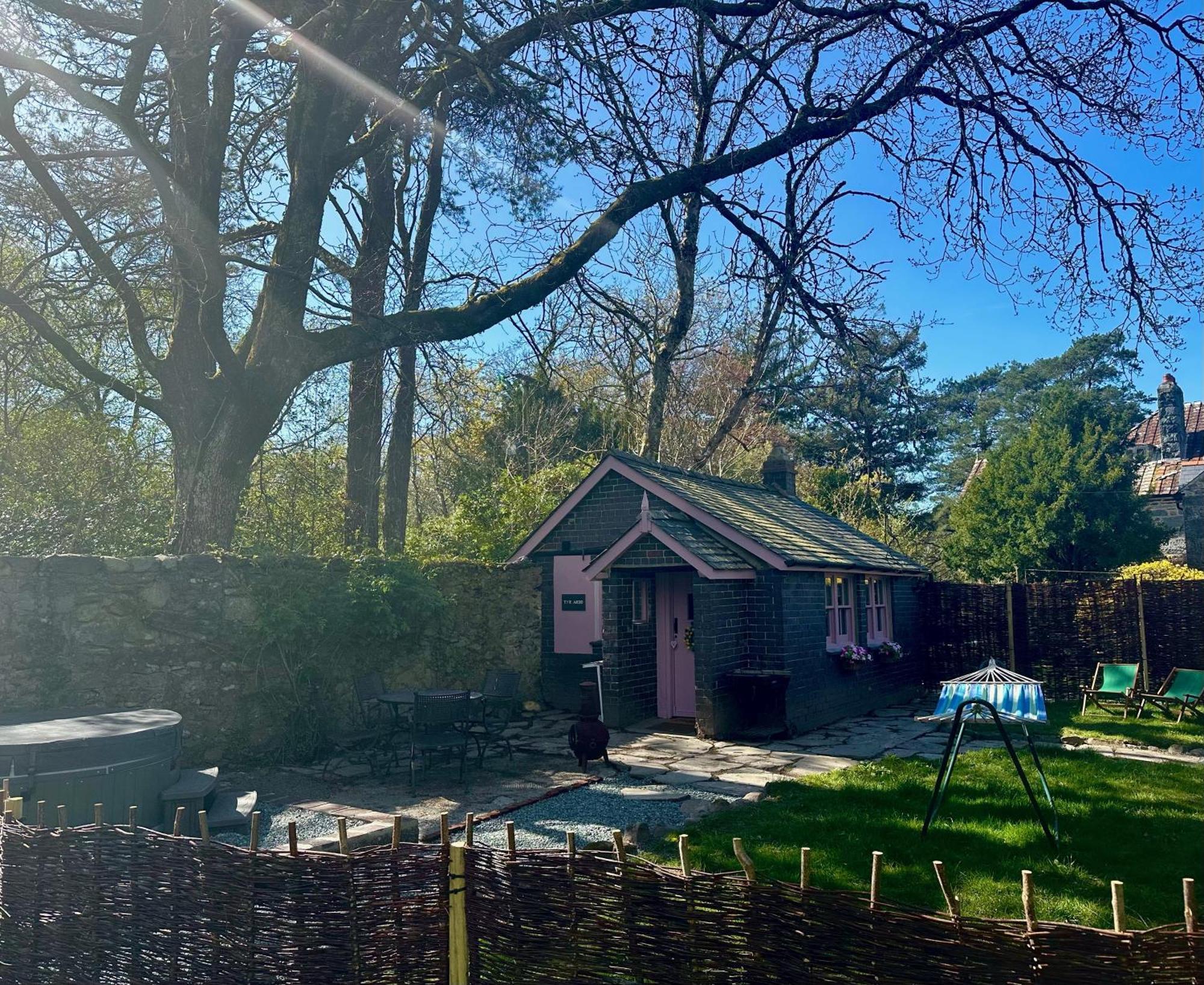 Tiny Romantic Retreat With Hot Tub On A Country Estate Near Cardigan Bay In Eryri Snowdonia Llanbedr  Exteriér fotografie